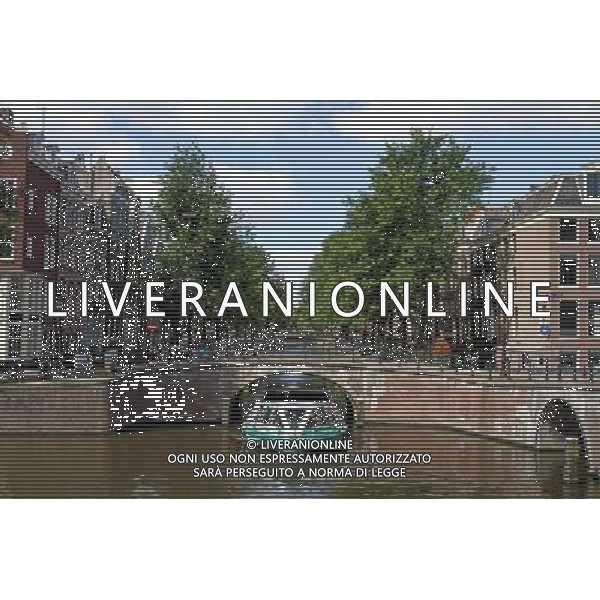 Bridge and tourist boat on the canal at Leidse Gracht in Amsterdam, Holland ©PHOTOSHOT/Agenzia Aldo Liverani Sas - ITALY ONLY - VEDUTE DELLA CITTA\' DI AMSTERDAM IN OLANDA PAESI BASSI