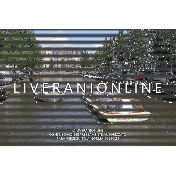 Tourist tour boats on the canal in Amsterdam, Holland ©PHOTOSHOT/Agenzia Aldo Liverani Sas - ITALY ONLY - VEDUTE DELLA CITTA\' DI AMSTERDAM IN OLANDA PAESI BASSI