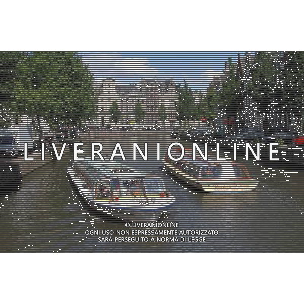 Tourist tour boats on the canal in Amsterdam, Holland ©PHOTOSHOT/Agenzia Aldo Liverani Sas - ITALY ONLY - VEDUTE DELLA CITTA\' DI AMSTERDAM IN OLANDA PAESI BASSI