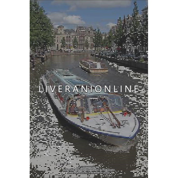 Tourist tour boats on the canal in Amsterdam, Holland ©PHOTOSHOT/Agenzia Aldo Liverani Sas - ITALY ONLY - VEDUTE DELLA CITTA\' DI AMSTERDAM IN OLANDA PAESI BASSI