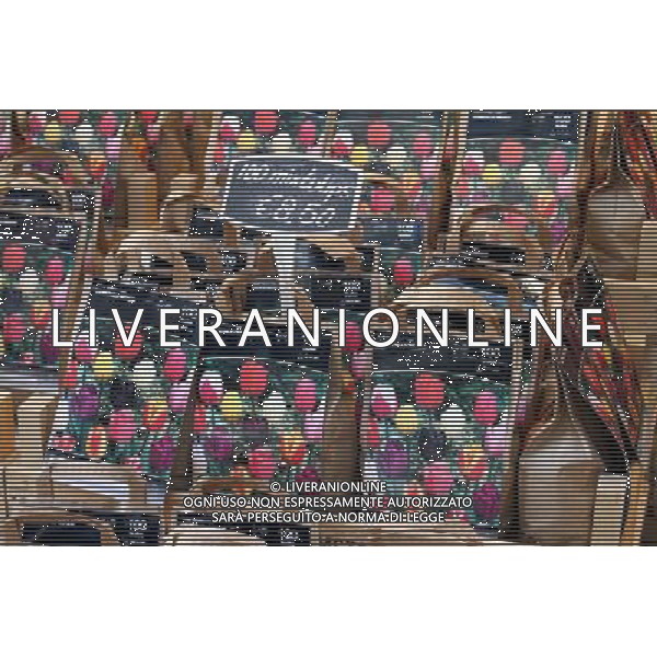 Tulip bulbs for sale in the Bloemenmarkt, flower market in Amsterdam, Holland ©PHOTOSHOT/Agenzia Aldo Liverani Sas - ITALY ONLY - VEDUTE DELLA CITTA\' DI AMSTERDAM IN OLANDA PAESI BASSI