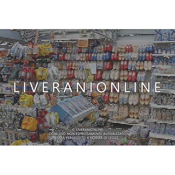 Pairs of Clogs for sale in a shop to tourists in Amsterdam, Holland ©PHOTOSHOT/Agenzia Aldo Liverani Sas - ITALY ONLY - VEDUTE DELLA CITTA\' DI AMSTERDAM IN OLANDA PAESI BASSI