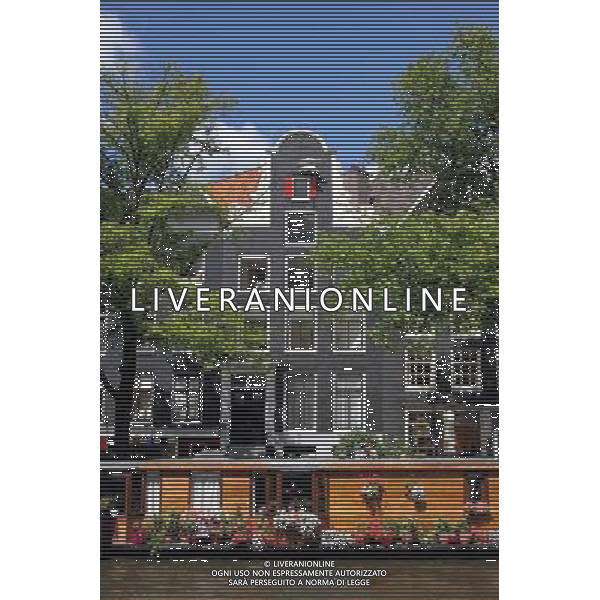 Traditional Dutch house and house boat on Prinsengracht in Amsterdam, Holland ©PHOTOSHOT/Agenzia Aldo Liverani Sas - ITALY ONLY - VEDUTE DELLA CITTA\' DI AMSTERDAM IN OLANDA PAESI BASSI