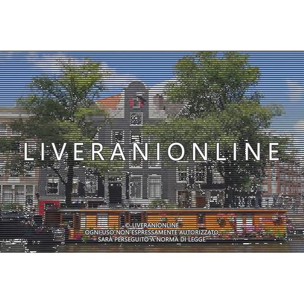 Traditional Dutch house and house boat on Prinsengracht in Amsterdam, Holland ©PHOTOSHOT/Agenzia Aldo Liverani Sas - ITALY ONLY - VEDUTE DELLA CITTA\' DI AMSTERDAM IN OLANDA PAESI BASSI