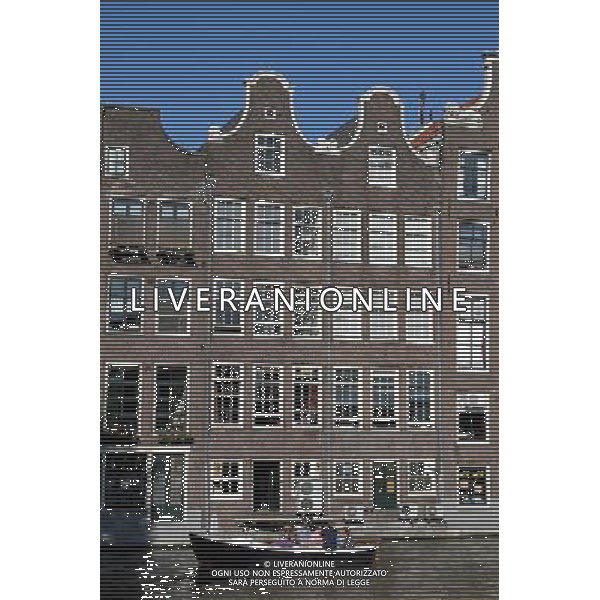 Traditional Dutch houses and canal in Amsterdam, Holland ©PHOTOSHOT/Agenzia Aldo Liverani Sas - ITALY ONLY - VEDUTE DELLA CITTA\' DI AMSTERDAM IN OLANDA PAESI BASSI