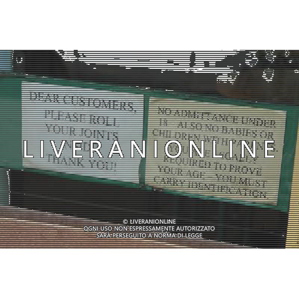 Roll your joints inside sign on coffee shop in Amsterdam, Holland ©PHOTOSHOT/Agenzia Aldo Liverani Sas - ITALY ONLY - VEDUTE DELLA CITTA\' DI AMSTERDAM IN OLANDA PAESI BASSI