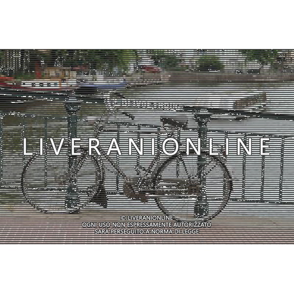 Bicycle on Bijvoetnbrug bridge over the canal in Amsterdam, Holland ©PHOTOSHOT/Agenzia Aldo Liverani Sas - ITALY ONLY - VEDUTE DELLA CITTA\' DI AMSTERDAM IN OLANDA PAESI BASSI