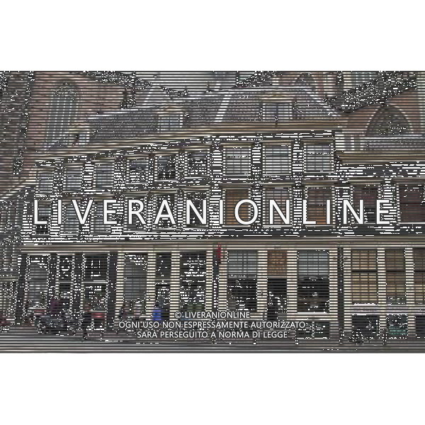 Buildings and shops in front of the New Church, Nieuwe Kerk in Amsterdam, Holland ©PHOTOSHOT/Agenzia Aldo Liverani Sas - ITALY ONLY - VEDUTE DELLA CITTA\' DI AMSTERDAM IN OLANDA PAESI BASSI