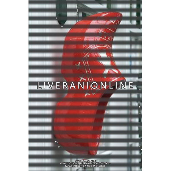 Red clog in Amsterdam, Holland ©PHOTOSHOT/Agenzia Aldo Liverani Sas - ITALY ONLY - VEDUTE DELLA CITTA\' DI AMSTERDAM IN OLANDA PAESI BASSI
