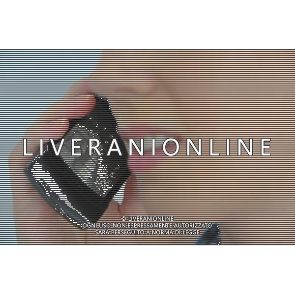Speaking on a mobile phone Illustration photo by USA OUT! ©Photoshot/Agenzia Aldo Liverani Sas - ITALY ONLY - Telefonare - Persone, Gente che Parla al telefono cellulare