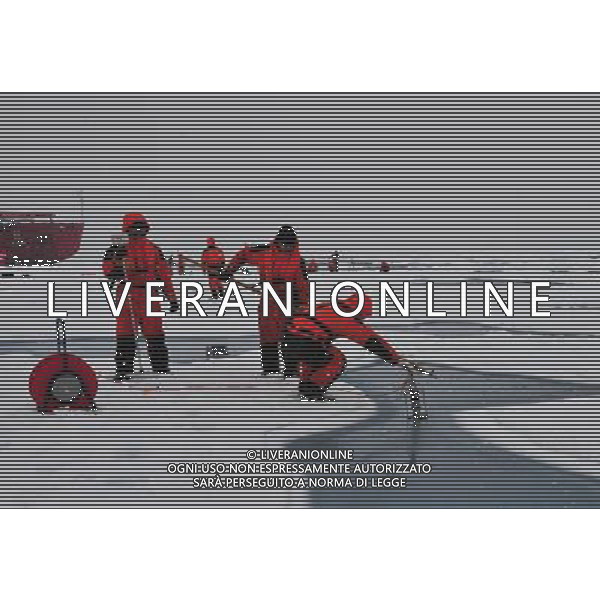 (100802) -- ARCTIC, Aug. 2, 2010 -- Chinese expedition team members test the temperature and salinity of water on the ice in the Arctic Ocean, Aug. 2, 2010. The team members carried out science expeditions on a floating ice Monday in the Arctic Ocean. Zhang Jiansong) (zhs) ©PHOTOSHOT/Agenzia Aldo Liverani Sas - ITALY ONLY - Membri de un team cinese durante una spedizione scientifica sul ghiaccio galleggiante nell\'Oceano Artico, 2 agosto 2010.