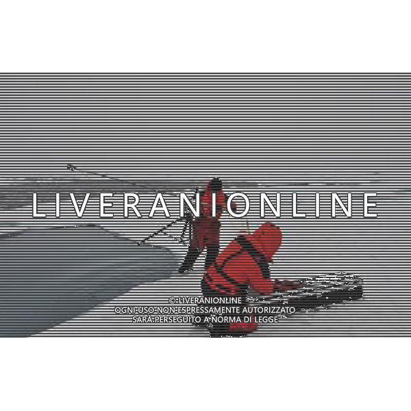 (100802) -- ARCTIC, Aug. 2, 2010 -- Chinese expedition team members test the sun reflection on the ice in the Arctic Ocean, Aug. 2, 2010. The team members carried out science expeditions on a floating ice Monday in the Arctic Ocean. Zhang Jiansong) (zhs) ©PHOTOSHOT/Agenzia Aldo Liverani Sas - ITALY ONLY - Membri de un team cinese durante una spedizione scientifica sul ghiaccio galleggiante nell\'Oceano Artico, 2 agosto 2010.