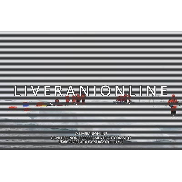 (100802) -- ARCTIC, Aug. 2, 2010 -- Chinese expedition team members prepare for further missions on the ice in the Arctic Ocean, Aug. 2, 2010. The team members carried out science expeditions on a floating ice Monday in the Arctic Ocean. Zhang Jiansong) (zhs) ©PHOTOSHOT/Agenzia Aldo Liverani Sas - ITALY ONLY - Membri de un team cinese durante una spedizione scientifica sul ghiaccio galleggiante nell\'Oceano Artico, 2 agosto 2010.
