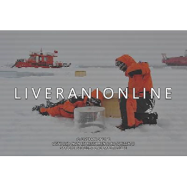 (100802) -- ARCTIC, Aug. 2, 2010 -- Chinese expedition team members test the air flux on the ice in the Arctic Ocean, Aug. 2, 2010. The team members carried out science expeditions on a floating ice Monday in the Arctic Ocean. Zhang Jiansong) (zhs) ©PHOTOSHOT/Agenzia Aldo Liverani Sas - ITALY ONLY - Membri de un team cinese durante una spedizione scientifica sul ghiaccio galleggiante nell\'Oceano Artico, 2 agosto 2010.