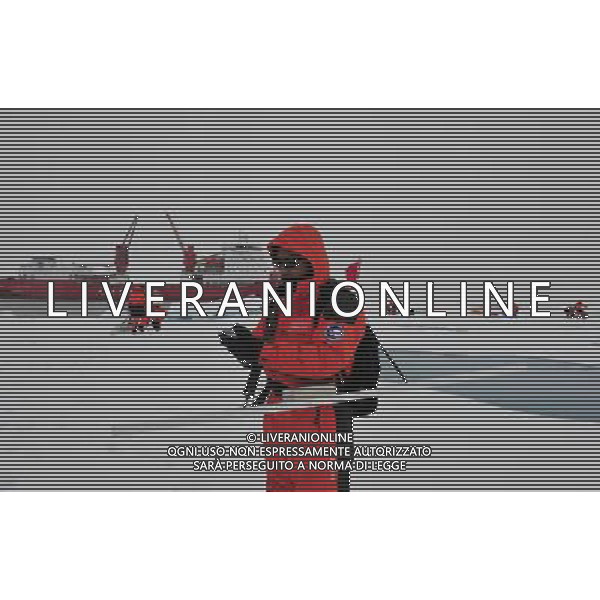 (100802) -- ARCTIC, Aug. 2, 2010 -- A Chinese expedition team member measures the thickness of a floating ice in the Arctic Ocean, Aug. 2, 2010. The team members carried out science expeditions on a floating ice Monday in the Arctic Ocean. Zhang Jiansong) (zhs) ©PHOTOSHOT/Agenzia Aldo Liverani Sas - ITALY ONLY - Membri de un team cinese durante una spedizione scientifica sul ghiaccio galleggiante nell\'Oceano Artico, 2 agosto 2010.