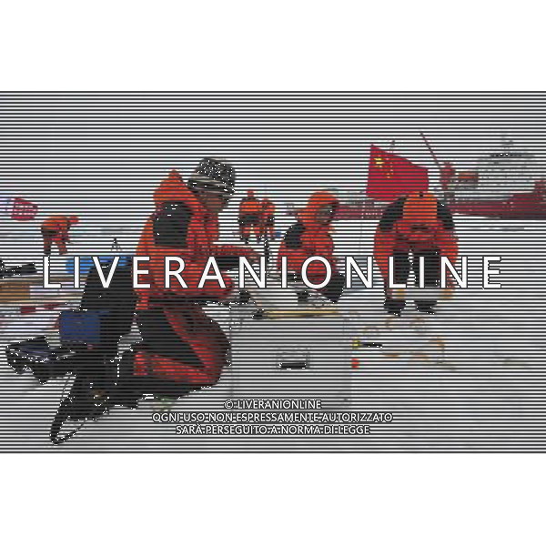 (100802) -- ARCTIC, Aug. 2, 2010 -- Chinese expedition team members test the ice samples in the Arctic Ocean, Aug. 2, 2010. The team members carried out science expeditions on a floating ice Monday in the Arctic Ocean. Zhang Jiansong) (zhs) ©PHOTOSHOT/Agenzia Aldo Liverani Sas - ITALY ONLY - Membri de un team cinese durante una spedizione scientifica sul ghiaccio galleggiante nell\'Oceano Artico, 2 agosto 2010.