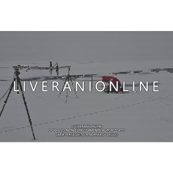 (100802) -- ARCTIC, Aug. 2, 2010 -- A Chinese expedition team member tests the sun reflection on the ice in the Arctic Ocean, Aug. 2, 2010. The team members carried out science expeditions on a floating ice Monday in the Arctic Ocean. Zhang Jiansong) (zhs) ©PHOTOSHOT/Agenzia Aldo Liverani Sas - ITALY ONLY - Membri de un team cinese durante una spedizione scientifica sul ghiaccio galleggiante nell\'Oceano Artico, 2 agosto 2010.