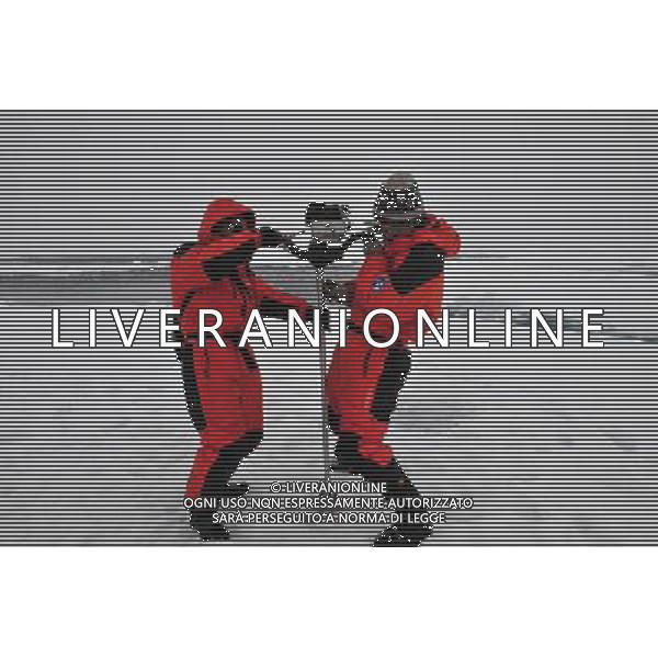 (100802) -- ARCTIC, Aug. 2, 2010 -- Chinese expedition team members drill for ice samples on the ice in the Arctic Ocean, Aug. 2, 2010. The team members carried out science expeditions on a floating ice Monday in the Arctic Ocean. Zhang Jiansong) (zhs) ©PHOTOSHOT/Agenzia Aldo Liverani Sas - ITALY ONLY - Membri de un team cinese durante una spedizione scientifica sul ghiaccio galleggiante nell\'Oceano Artico, 2 agosto 2010.