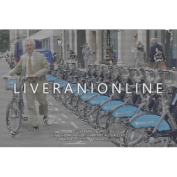 Barclays Bank reveal their results tomorrow, thursday. Photo Shows; London\'s Cycle hire scheme sponsored by Barclays © David Wimsett - Photoshot - Ag. Aldo Liverani sas ITALY ONLY BICICLETTE CON IL LOGO DELLA BARCLAYS