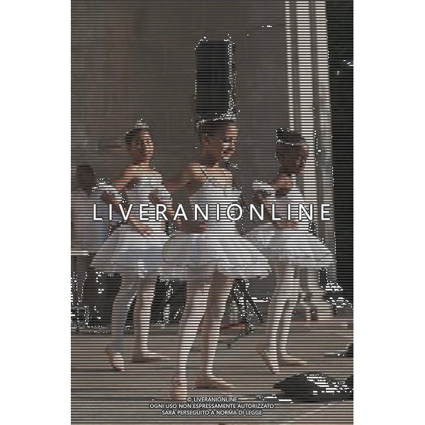 Ballerinas from the Kips Bay Boys \' Club perform in Central Park in New York on Monday, August 2, 2010. ©PHOTOSHOT/Agenzia Aldo Liverani Sas - ITALY ONLY - Migliaia di ballerine classiche in Central Park a New York si allenano prima del loro tentativo di infrangere il primato del Guinness World Record per la \'maggior ballerine sulle punte\'. Il record e\' di 230 ballerine sulle punte per un minuto e sette secondi.