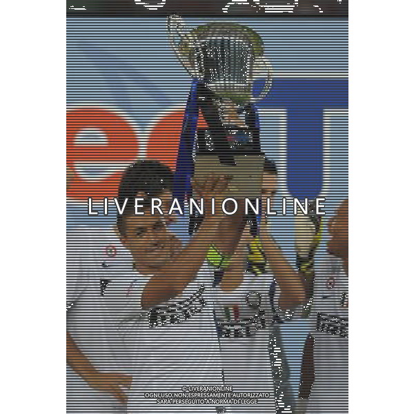 Trofeo TIM 2010 Bari - 13.08.2010 Juventus-Inter-Milan Nella Foto:ivan cordoba alza la coppa della premiazione /Ph.Vitez-Ag. Aldo Liverani