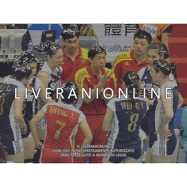 (100814) -- MACAO, Aug. 14, 2010 () -- Wang Baoquan (C), head coach of the Chinese team, gives instructions during the match against Dominican Republic at the 2010 FIVB World Grand Prix women\'s volleyball tournament in Macao, south China, Aug. 14, 2010. China lost the match 2-3. (/Lo Ping Fai) ©PHOTOSHOT/Agenzia Aldo Liverani Sas - ITALY ONLY - FIVB World Grand Prix femminile torneo di pallavolo 2010 a Macao, nel sud della Cina