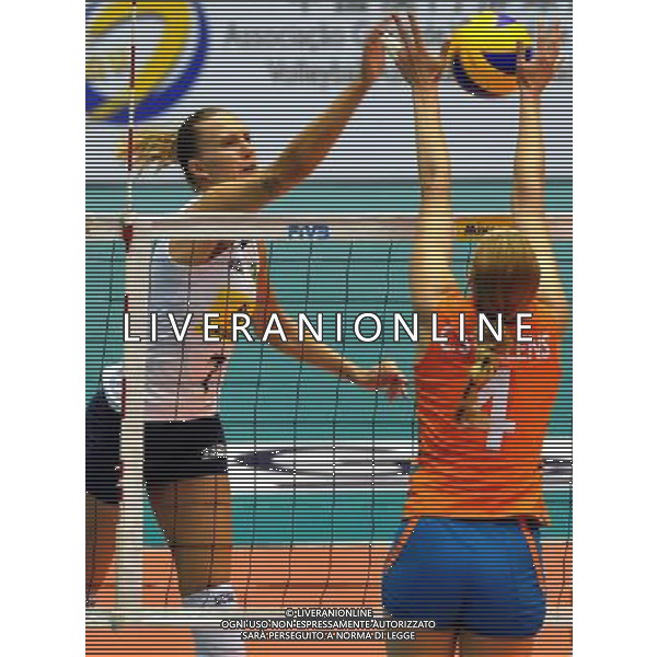 (100814) -- MACAO, Aug. 14, 2010 () -- Marianne Steinbrecher (L) of Brazil spikes the ball during the match against the Netherlands at the 2010 FIVB World Grand Prix women\'s volleyball tournament in Macao, south China, Aug. 14, 2010. Brazil won 3-1. (/Lo Ping Fai) ©PHOTOSHOT/Agenzia Aldo Liverani Sas - ITALY ONLY - FIVB World Grand Prix femminile torneo di pallavolo 2010 a Macao, nel sud della Cina