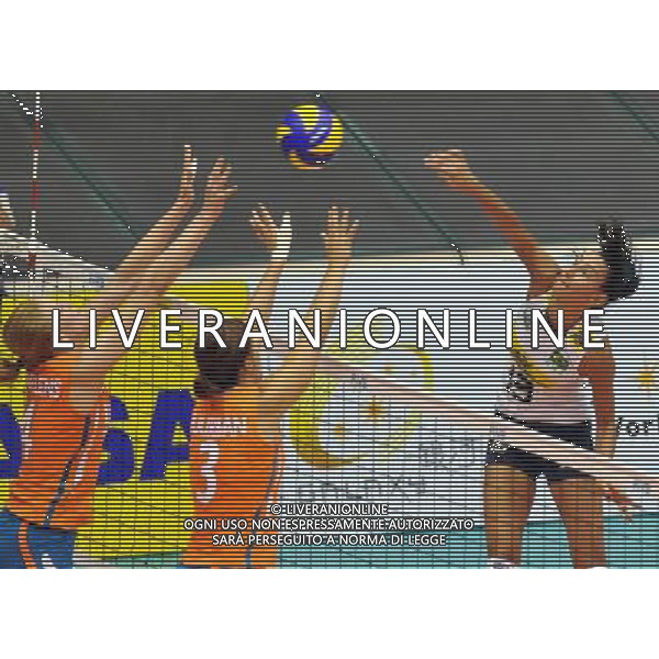 (100814) -- MACAO, Aug. 14, 2010 () -- Sheilla Castro (R) of Brazil spikes the ball during the match against the Netherlands at the 2010 FIVB World Grand Prix women\'s volleyball tournament in Macao, south China, Aug. 14, 2010. Brazil won 3-1. (/Lo Ping Fai) ©PHOTOSHOT/Agenzia Aldo Liverani Sas - ITALY ONLY - FIVB World Grand Prix femminile torneo di pallavolo 2010 a Macao, nel sud della Cina