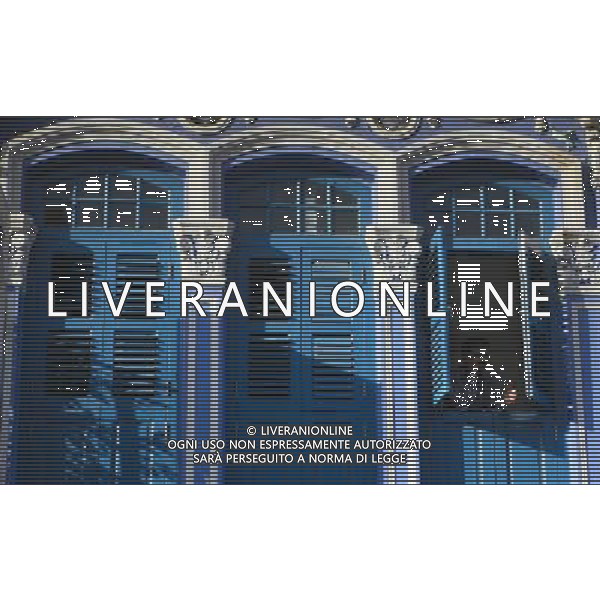 (100813) -- SINGAPORE, Aug. 13, 2010 () -- A man talks on the phone in Little India district, Singapore, Aug. 12, 2010. Little India, as the name promises, is the center for the large Indian community in Singapore. Indian temples, colorful sarees, jasmine garlands, as well as the smells of spice and blasts of Bollywood music make this district a distinct place to visit in Singapore. (/Cai Yang) (msq) ©photoshot/Agenzia Aldo Liverani Sas - ITALY ONLY - Il quartiere di Little India a Singapore, Little India, e\' il centro per la numerosa comunita\' indiana, templi indiani, saree colorati, ghirlande di gelsomini, cosi\' come gli odori di spezie e raffiche di musica di Bollywood fanno di questo quartiere un luogo da visitare