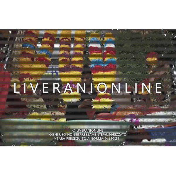 (100813) -- SINGAPORE, Aug. 13, 2010 () -- A vendor waits for customers in Little India district, Singapore, Aug. 12, 2010. Little India, as the name promises, is the center for the large Indian community in Singapore. Indian temples, colorful sarees, jasmine garlands, as well as the smells of spice and blasts of Bollywood music make this district a distinct place to visit in Singapore. (/Cai Yang) (msq) ©photoshot/Agenzia Aldo Liverani Sas - ITALY ONLY - Il quartiere di Little India a Singapore, Little India, e\' il centro per la numerosa comunita\' indiana, templi indiani, saree colorati, ghirlande di gelsomini, cosi\' come gli odori di spezie e raffiche di musica di Bollywood fanno di questo quartiere un luogo da visitare