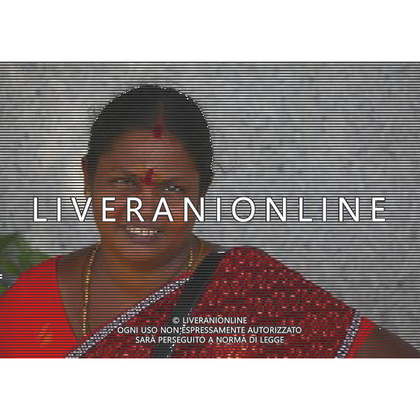 (100813) -- SINGAPORE, Aug. 13, 2010 () -- An Indian woman smiles in Little India district, Singapore, Aug. 12, 2010. Little India, as the name promises, is the center for the large Indian community in Singapore. Indian temples, colorful sarees, jasmine garlands, as well as the smells of spice and blasts of Bollywood music make this district a distinct place to visit in Singapore. (/Cai Yang) (msq) ©photoshot/Agenzia Aldo Liverani Sas - ITALY ONLY - Il quartiere di Little India a Singapore, Little India, e\' il centro per la numerosa comunita\' indiana, templi indiani, saree colorati, ghirlande di gelsomini, cosi\' come gli odori di spezie e raffiche di musica di Bollywood fanno di questo quartiere un luogo da visitare