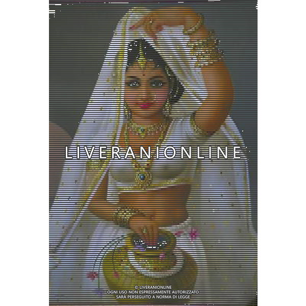 (100813) -- SINGAPORE, Aug. 13, 2010 () -- An Indian painting is seen at a store in Little India district, Singapore, Aug. 12, 2010. Little India, as the name promises, is the center for the large Indian community in Singapore. Indian temples, colorful sarees, jasmine garlands, as well as the smells of spice and blasts of Bollywood music make this district a distinct place to visit in Singapore. (/Cai Yang) (msq) ©photoshot/Agenzia Aldo Liverani Sas - ITALY ONLY - Il quartiere di Little India a Singapore, Little India, e\' il centro per la numerosa comunita\' indiana, templi indiani, saree colorati, ghirlande di gelsomini, cosi\' come gli odori di spezie e raffiche di musica di Bollywood fanno di questo quartiere un luogo da visitare