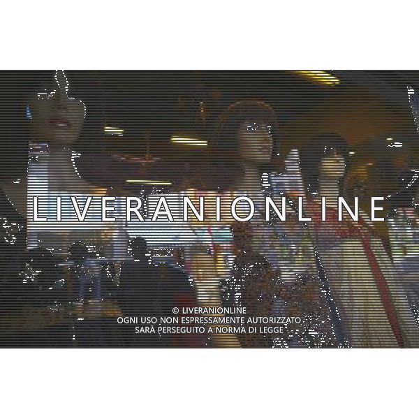 (100813) -- SINGAPORE, Aug. 13, 2010 () -- Pedestians walk by a Indian costume store in Little India district, Singapore, Aug. 12, 2010. Little India, as the name promises, is the center for the large Indian community in Singapore. Indian temples, colorful sarees, jasmine garlands, as well as the smells of spice and blasts of Bollywood music make this district a distinct place to visit in Singapore. (/Cai Yang) (msq) ©photoshot/Agenzia Aldo Liverani Sas - ITALY ONLY - Il quartiere di Little India a Singapore, Little India, e\' il centro per la numerosa comunita\' indiana, templi indiani, saree colorati, ghirlande di gelsomini, cosi\' come gli odori di spezie e raffiche di musica di Bollywood fanno di questo quartiere un luogo da visitare