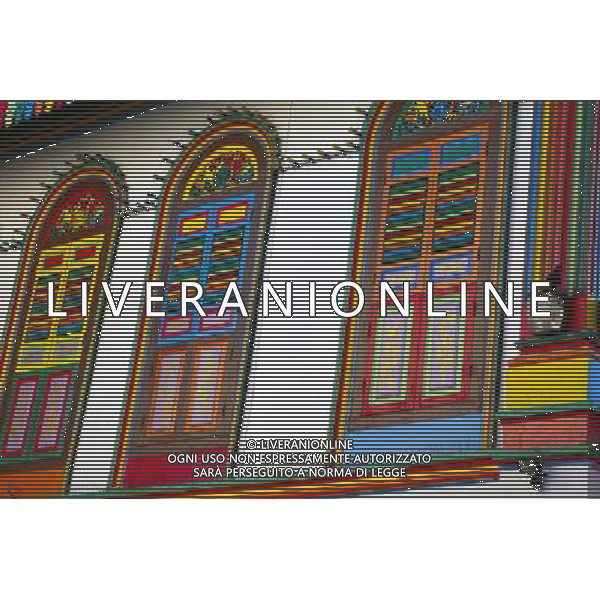 (100813) -- SINGAPORE, Aug. 13, 2010 () -- A dove rests on an Indian temple in Little India district, Singapore, Aug. 12, 2010. Little India, as the name promises, is the center for the large Indian community in Singapore. Indian temples, colorful sarees, jasmine garlands, as well as the smells of spice and blasts of Bollywood music make this district a distinct place to visit in Singapore. (/Cai Yang) (msq) ©photoshot/Agenzia Aldo Liverani Sas - ITALY ONLY - Il quartiere di Little India a Singapore, Little India, e\' il centro per la numerosa comunita\' indiana, templi indiani, saree colorati, ghirlande di gelsomini, cosi\' come gli odori di spezie e raffiche di musica di Bollywood fanno di questo quartiere un luogo da visitare