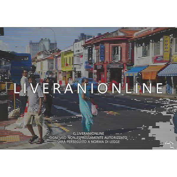 (100813) -- SINGAPORE, Aug. 13, 2010 () -- Pedestrians wait for traffic lights in Little India district, Singapore, Aug. 12, 2010. Little India, as the name promises, is the center for the large Indian community in Singapore. Indian temples, colorful sarees, jasmine garlands, as well as the smells of spice and blasts of Bollywood music make this district a distinct place to visit in Singapore. (/Cai Yang) (msq) ©photoshot/Agenzia Aldo Liverani Sas - ITALY ONLY - Il quartiere di Little India a Singapore, Little India, e\' il centro per la numerosa comunita\' indiana, templi indiani, saree colorati, ghirlande di gelsomini, cosi\' come gli odori di spezie e raffiche di musica di Bollywood fanno di questo quartiere un luogo da visitare