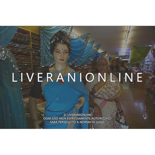 (100813) -- SINGAPORE, Aug. 13, 2010 () -- An Indian man picks clothes at a shop in Little India district, Singapore, Aug. 12, 2010. Little India, as the name promises, is the center for the large Indian community in Singapore. Indian temples, colorful sarees, jasmine garlands, as well as the smells of spice and blasts of Bollywood music make this district a distinct place to visit in Singapore. (/Cai Yang) (msq) ©photoshot/Agenzia Aldo Liverani Sas - ITALY ONLY - Il quartiere di Little India a Singapore, Little India, e\' il centro per la numerosa comunita\' indiana, templi indiani, saree colorati, ghirlande di gelsomini, cosi\' come gli odori di spezie e raffiche di musica di Bollywood fanno di questo quartiere un luogo da visitare