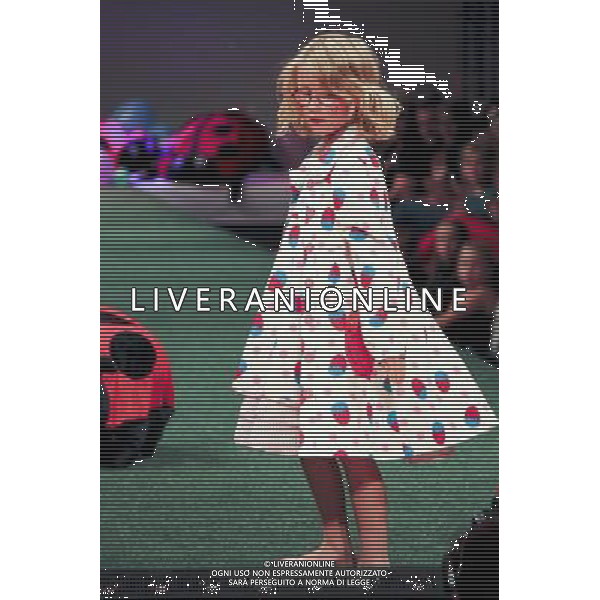 (100818) -- OSLO, Aug. 18, 2010 () -- A child presents a creation with the theme of \'fruit\' during the Oslo Fashion Week in Oslo, Norway, Aug. 18, 2010. (/Fan Jin) (zw) ©photoshot/Agenzia Aldo Liverani Sas - ITALY ONLY - Settimana della moda di Oslo, in Norvegia, 18 Agosto 2010 con creazioni con il tema dei \'Frutti e Fiori\'