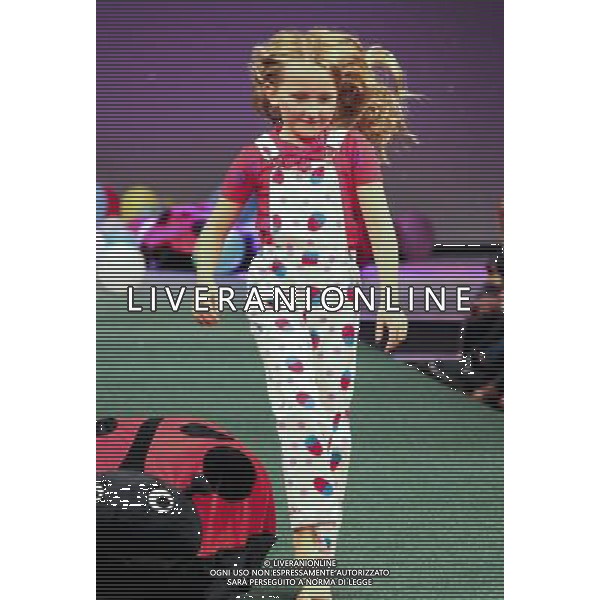 (100818) -- OSLO, Aug. 18, 2010 () -- A child presents a creation with the theme of \'fruit\' during the Oslo Fashion Week in Oslo, Norway, Aug. 18, 2010. (/Fan Jin) (zw) ©photoshot/Agenzia Aldo Liverani Sas - ITALY ONLY - Settimana della moda di Oslo, in Norvegia, 18 Agosto 2010 con creazioni con il tema dei \'Frutti e Fiori\'