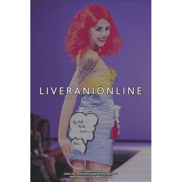 (100818) -- OSLO, Aug. 18, 2010 () -- A model presents a creation with the theme of \'flower\' during the Oslo Fashion Week in Oslo, Norway, Aug. 18, 2010. (/Fan Jin) (zw) ©photoshot/Agenzia Aldo Liverani Sas - ITALY ONLY - Settimana della moda di Oslo, in Norvegia, 18 Agosto 2010 con creazioni con il tema dei \'Frutti e Fiori\'