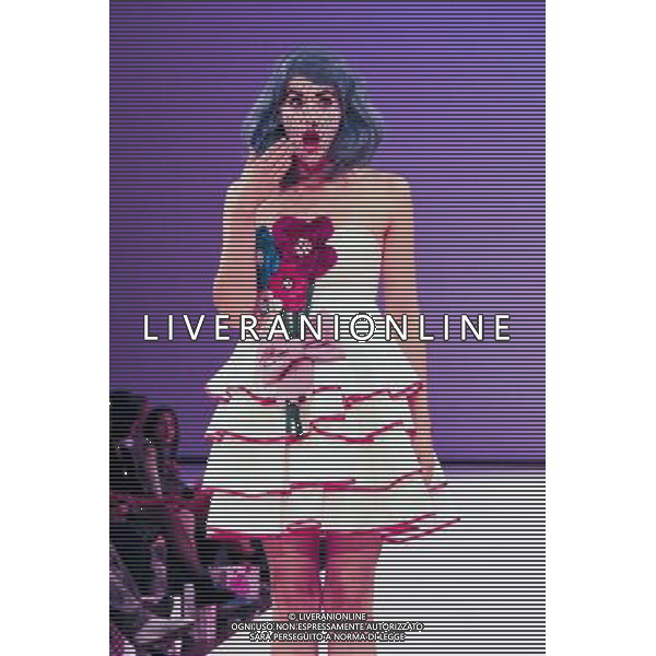 (100818) -- OSLO, Aug. 18, 2010 () -- A model presents a creation with the theme of \'flower\' during the Oslo Fashion Week in Oslo, Norway, Aug. 18, 2010. (/Fan Jin) (zw) ©photoshot/Agenzia Aldo Liverani Sas - ITALY ONLY - Settimana della moda di Oslo, in Norvegia, 18 Agosto 2010 con creazioni con il tema dei \'Frutti e Fiori\'