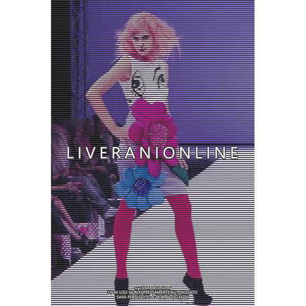 (100818) -- OSLO, Aug. 18, 2010 () -- A model presents a creation with the theme of \'flower\' during the Oslo Fashion Week in Oslo, Norway, Aug. 18, 2010. (/Fan Jin) (zw) ©photoshot/Agenzia Aldo Liverani Sas - ITALY ONLY - Settimana della moda di Oslo, in Norvegia, 18 Agosto 2010 con creazioni con il tema dei \'Frutti e Fiori\'