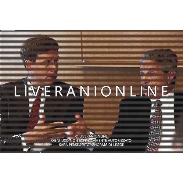 Stanley Druckenmiller, Chief Investment Strategist (L) and Goerge Soros (R) of The Soros Fund in New York on April 28, 2000. Druckenmiller announced that he shutting down his hedge fund Duquesne Capital after 30 years and returning their money to investors. (© Frances M. Roberts) ©PHOTOSHOT/Agenzia Aldo Liverani Sas - ITALY ONLY - EDITORIAL USE ONLY -