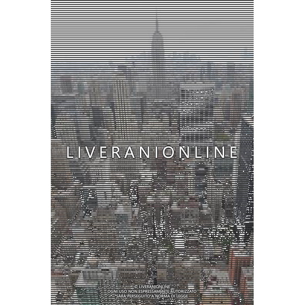 A view of mid-town Manhattan and the financial district looking south from the 70th floor of the Rockefeller Center building in New York City. The Top of the Rock observation deck offers spectacular views of Manhattan Una veduta del centro di Manhattan e il quartiere finanziario verso sud dal piano 70 del palazzo Rockefeller Center di New York City. La parte superiore del ponte di osservazione Rock offre una vista spettacolare di Manhattan ©PHOTOSHOT/ALDO LIVERANI ITALY ONLY *** Local Caption *** .