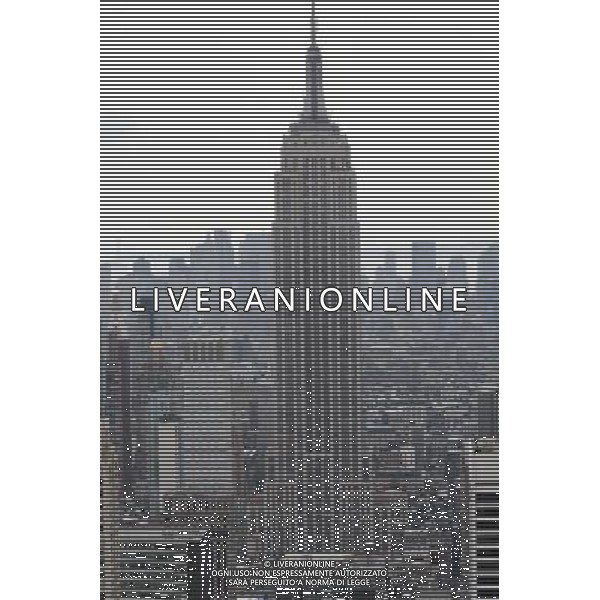 A view of the Empire State Building, mid-town Manhattan and the financial district looking south from the 70th floor of the Rockefeller Center building in New York City. The Top of the Rock observation deck offers spectacular views of Manhattan Una veduta del centro di Manhattan e il quartiere finanziario verso sud dal piano 70 del palazzo Rockefeller Center di New York City. La parte superiore del ponte di osservazione Rock offre una vista spettacolare di Manhattan ©PHOTOSHOT/ALDO LIVERANI ITALY ONLY *** Local Caption *** .