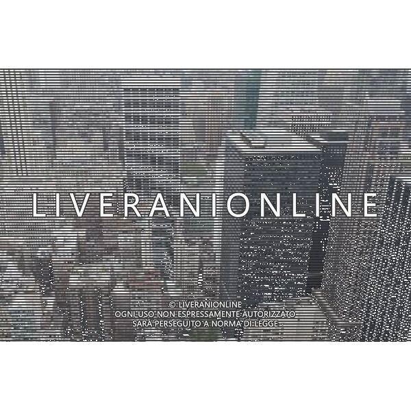 A view of mid-town Manhattan and the financial district looking south from the 70th floor of the Rockefeller Center building in New York City. The Top of the Rock observation deck offers spectacular views of Manhattan Una veduta del centro di Manhattan e il quartiere finanziario verso sud dal piano 70 del palazzo Rockefeller Center di New York City. La parte superiore del ponte di osservazione Rock offre una vista spettacolare di Manhattan ©PHOTOSHOT/ALDO LIVERANI ITALY ONLY *** Local Caption *** .