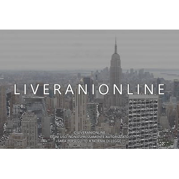 A view of mid-town Manhattan and the financial district looking south from the 70th floor of the Rockefeller Center building in New York City. The Top of the Rock observation deck offers spectacular views of Manhattan Una veduta del centro di Manhattan e il quartiere finanziario verso sud dal piano 70 del palazzo Rockefeller Center di New York City. La parte superiore del ponte di osservazione Rock offre una vista spettacolare di Manhattan ©PHOTOSHOT/ALDO LIVERANI ITALY ONLY *** Local Caption *** .