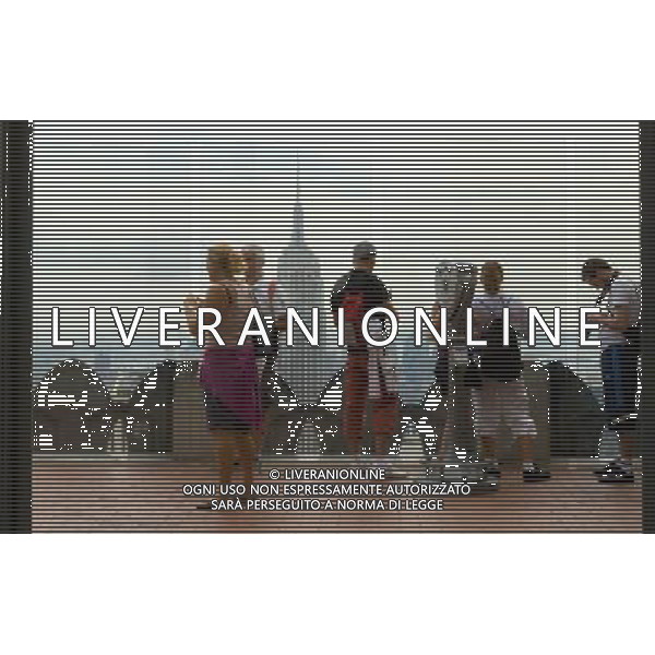 Tourist enjoy the view from the 69\'th floor of the Rockefeller Center building in New York City. The Top of the Rock observation deck offers spectacular views of Manhattan Una veduta del centro di Manhattan e il quartiere finanziario verso sud dal piano 70 del palazzo Rockefeller Center di New York City. La parte superiore del ponte di osservazione Rock offre una vista spettacolare di Manhattan ©PHOTOSHOT/ALDO LIVERANI ITALY ONLY *** Local Caption *** .