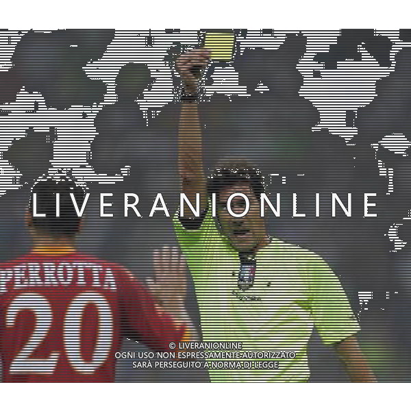 Inter - Roma Supercoppa Italiana 21/08/2010 nella foto arbitro bergonzi estrae il cartellino giallo per l\'ammonizione di simone perrotta ©Luzzani/Agenzia Aldo Liverani Sas