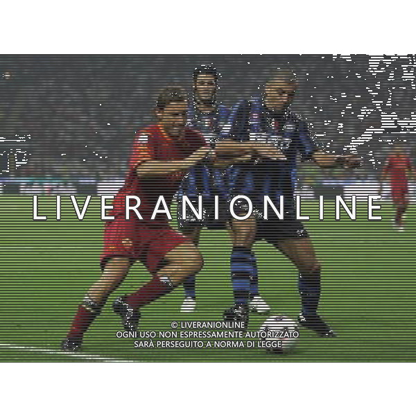 Inter - Roma Finale Supercoppa Italiana Tim 21/08/2010 nella foto francesco totti e walter samuel ©Luzzani/Agenzia Aldo Liverani Sas