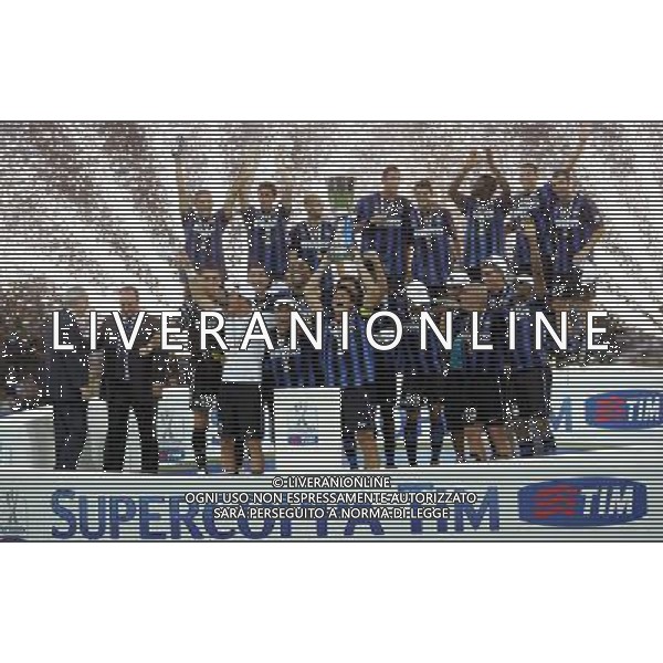 Inter - Roma Finale Supercoppa Italiana Tim 21/08/2010 nella foto javier zanetti alzata la coppa il trofeo ©Luzzani/Agenzia Aldo Liverani Sas